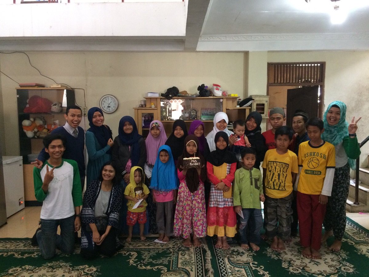 P3Sbdg's tweet photo. Eh sebelum kuenya hancur kita foto bareng dulu yuk biar makin mesra https://t.co/OnD0mZZc8M