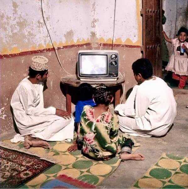 هكذا كانت أجواء التلفاز القديم
بساطة ❤❤
وقناعة ❤❤
وقناة عمان فقط 😁