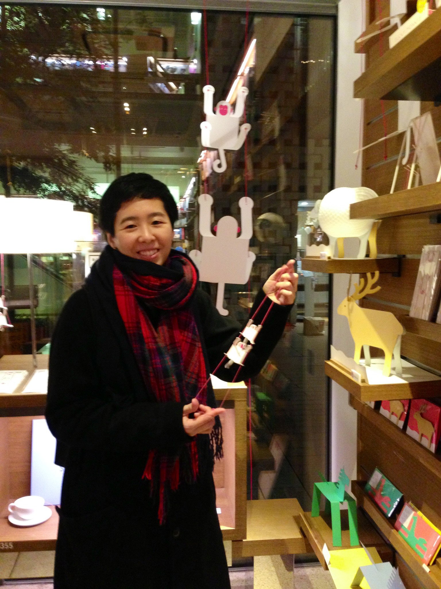 代官山 蔦屋書店 書籍 建築 デザイン Book Box モンキーカードが大好評の杉山ユキさん 糸を動かすとモンキーがウキウキと空を登ってゆきます こんな年賀状が届いたらきっとすごく嬉しいのでは 羊に変身するトナカイカードと 坂をトコトコ下る馬