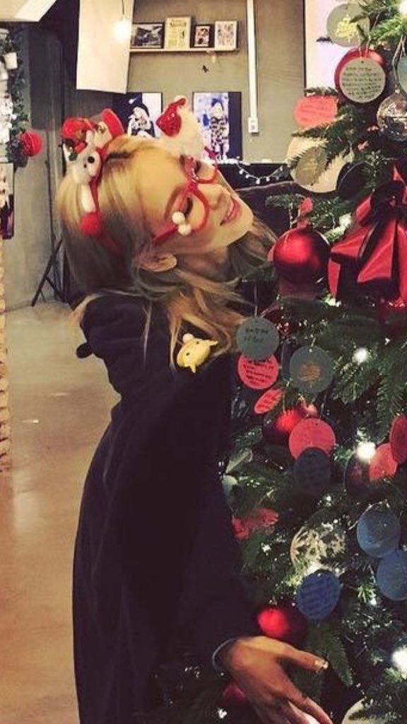 dulcet2525's tweet photo. Just woke up &amp; ahhh Taeyeon's IG post!! ❤️🎄😭 To see her w/ the glasses I gave her ahhhhh ❤️😭🎄 Im dead XD you cutie!! https://t.co/98XKGTLIB5
