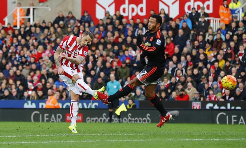 United na kolenách: Futbalista Stoke takouto neskutočnou bombou zvyšuje vedenie už na 2:0! (VIDEO)