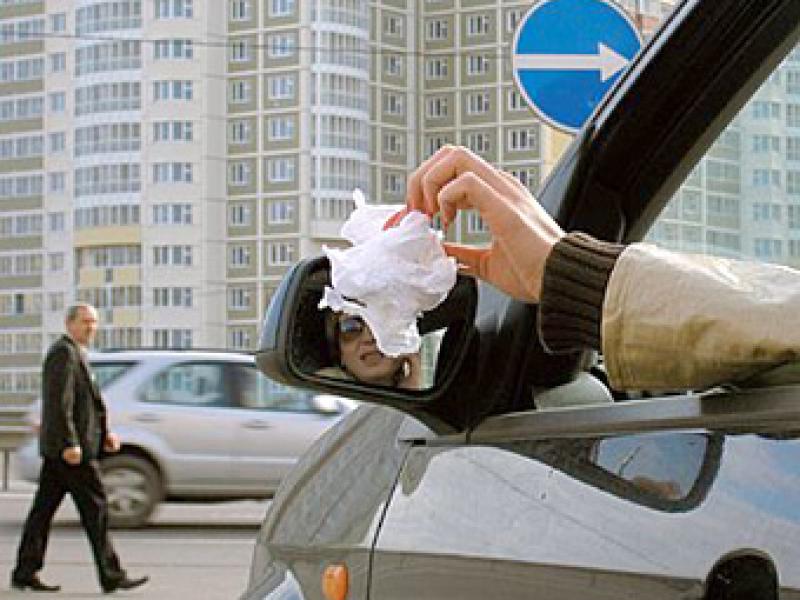 Водитель выбрасывает мусор из машины. Как выкинуть из машины блэк. Девушка вывалилась из машины. Как выкинуть из машины блэк. Выбросил мусор из окна автомобиля.