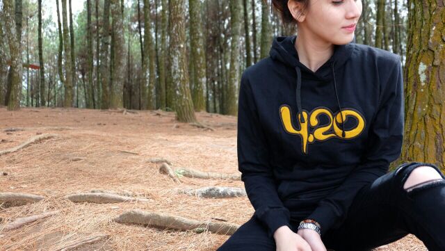 cemaralive's tweet photo. New Article @420society Hoodie Flock Yellow Logo Black - Rp.265.000,- Order: 081212510688 https://t.co/wE2inM6xDt