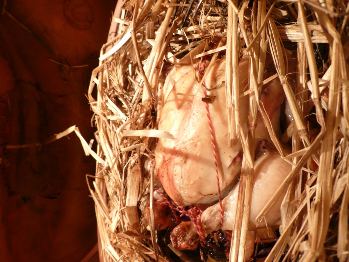 Kip gegaard in stro.....kerstgedachte,...heerlijk. Lees leuke kerst tafel tips in Foodies dec. 2015