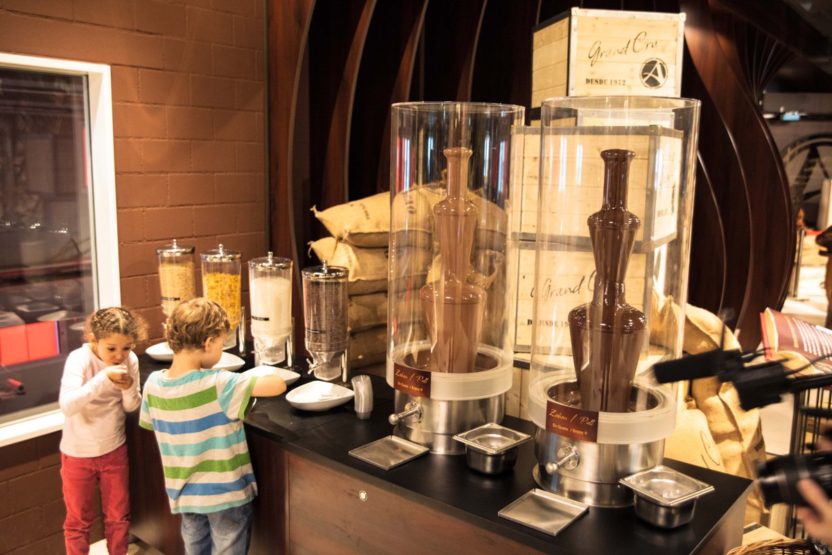 AeschbachChoco's tweet photo. Kids are experiencing this #BoxingDay how to create their own #chocolate in our #ChocoStudio and have fun creating! https://t.co/uE6P2jpsGf