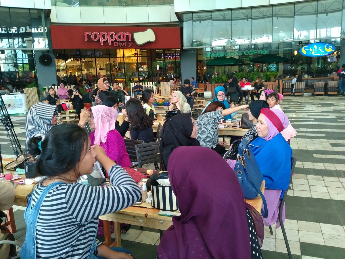 Seru banget nih makeup class bareng mama. Kapan lagi dandanin ibu sendiri sekaligus quality time di <a href="/GandariaCity/">Gandaria City</a> 😍