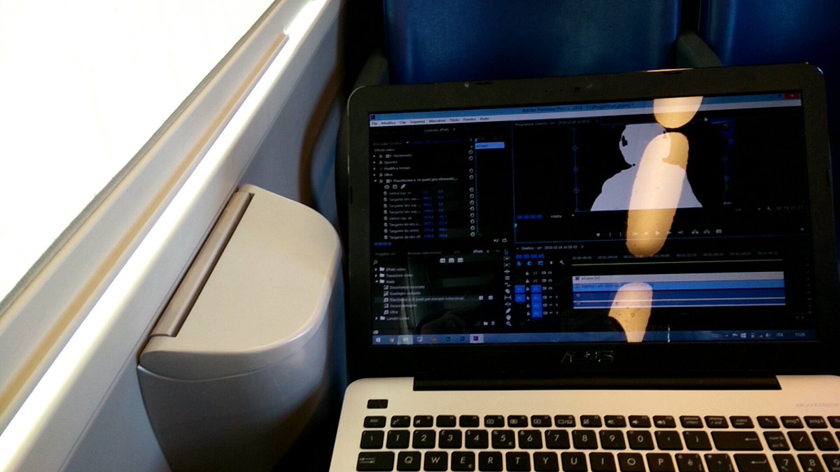 RapiDNade's tweet photo. Regola numero uno per #editare i video in #treno:
ABBASSARE LE TENDE SE C'È IL SOLE! https://t.co/ISRYuGdfra