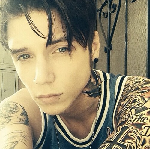 Happy birthday to this rude (cute) piece of shit called Andy Biersack. 