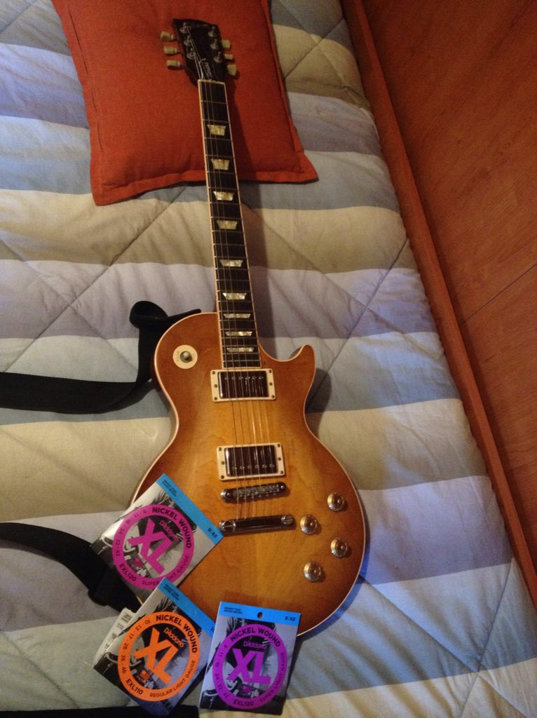 NanniGiovi's tweet photo. Almeno per le vacanze non rimango a secco di corse. 
#rocknroll #natale @gibsonguitar https://t.co/QJlqNh7YS4