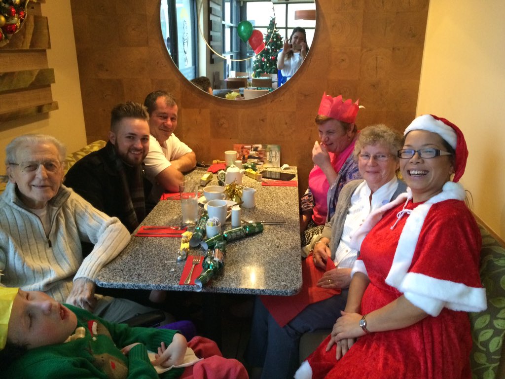 HarvesterBURTON's tweet photo. Happy Xmas to all our guests from Harvester Centrum 🎄🎄🎄 https://t.co/kA89iN5bqy