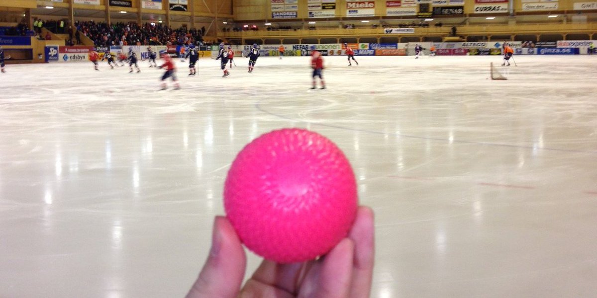Idag är en annan dag - dags för bandy! 12.45: <a href="/Bandybyn/">Edsbyns IF Bandy</a> vs. <a href="/bollnasbandy/">Bollnäs Bandy</a> svt.se/sport/bandy/12… <a href="/svenskbandy/">svenskbandy</a>