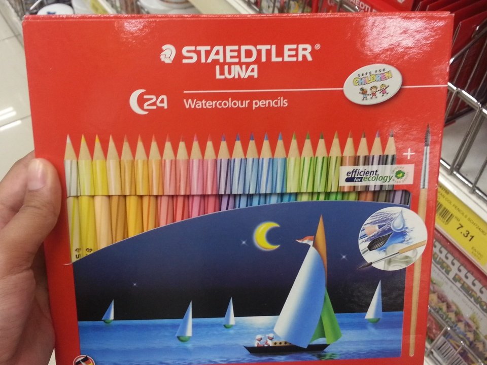 FinaAlsagoff's tweet photo. Dulu kekayaan seorang budak bkn diukur melalui fone yg canggih tapi siapa yg beli kaler LUNA plg byk dialah kaya ! https://t.co/QtQsPCq3ZY