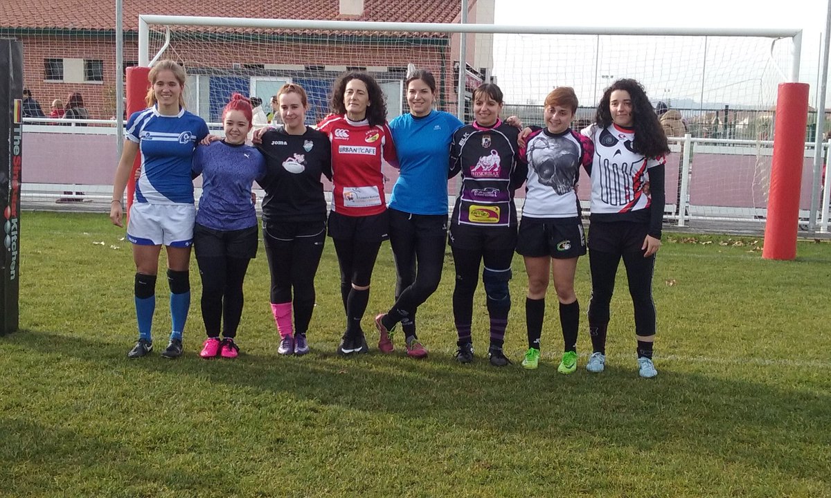 trugbier's tweet photo. Capitanas de los equipos femeninos del seven @RugbyArroyo  #DESTROYERS https://t.co/xxUVsXbswj