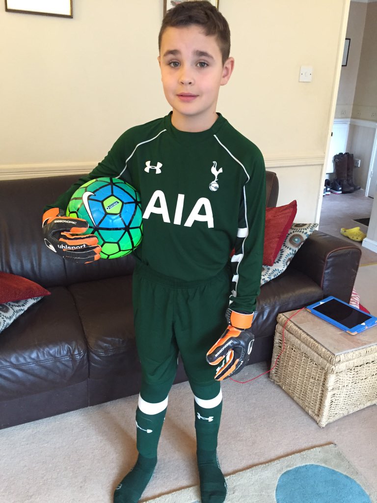  Happy birthday to Hugo Lloris. My own little version Tane in his Christmas present 