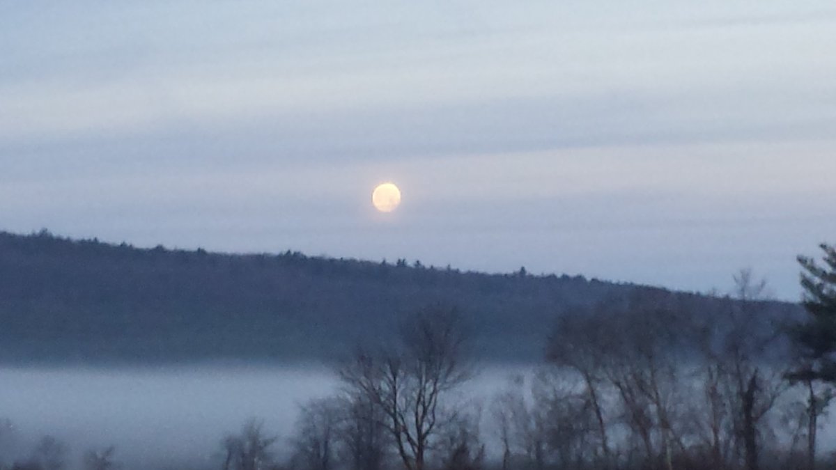 vtmedic511's tweet photo. @JimCantore Full moon over Rutland County VT this morning. @THISISVT #VT802 https://t.co/H3OF0MHMoV