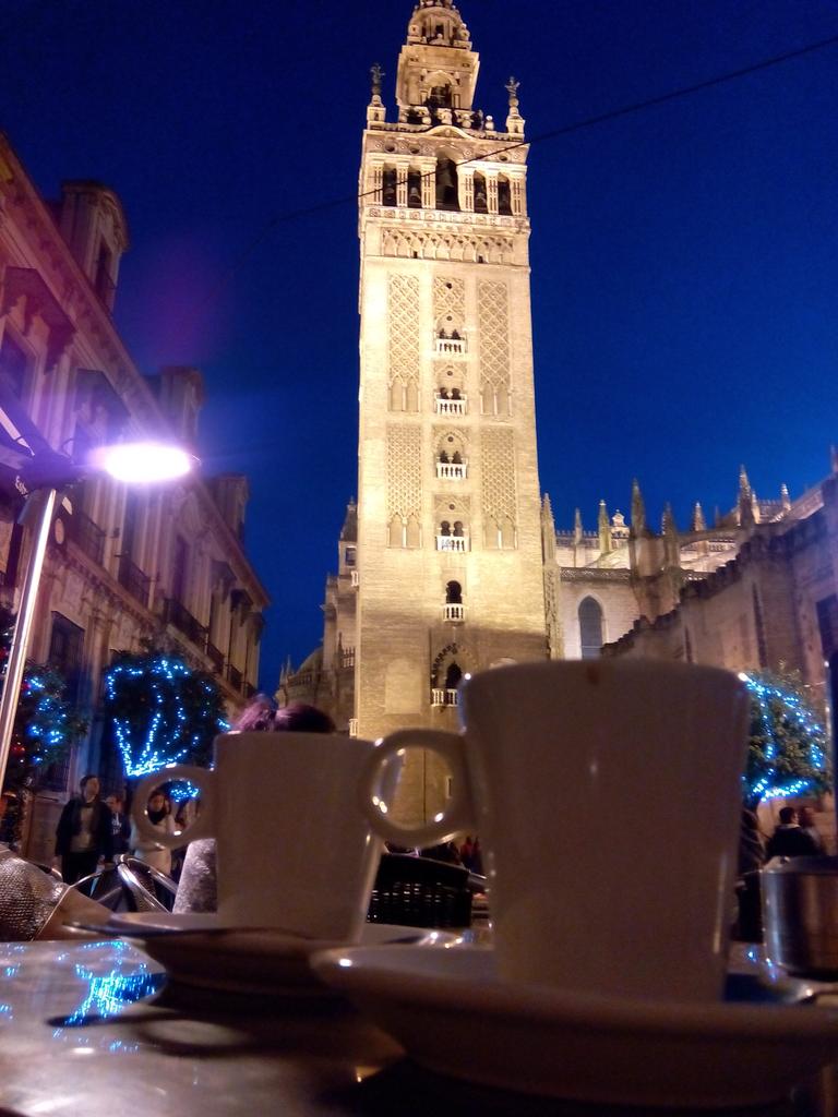 anicetomr's tweet photo. Cafelito por Sevilla @margarvic_vi https://t.co/JdeA3Q4hbj