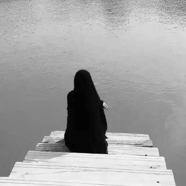 گبريآئي علمني آن أعاتب من أخطأ ب حقي
بـ سگوتي بـ نظرآتي بـ آبتعآدي وَ بـ جفآف أسلوبي
هگذآ أعاتب آنآ .."