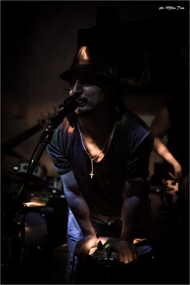 juanksrubio's tweet photo. una de las fotos en uno de lo ultimos chows de este 2015 para ammué. gracias Cami por la foto!!!! https://t.co/t8u6rs3FgG