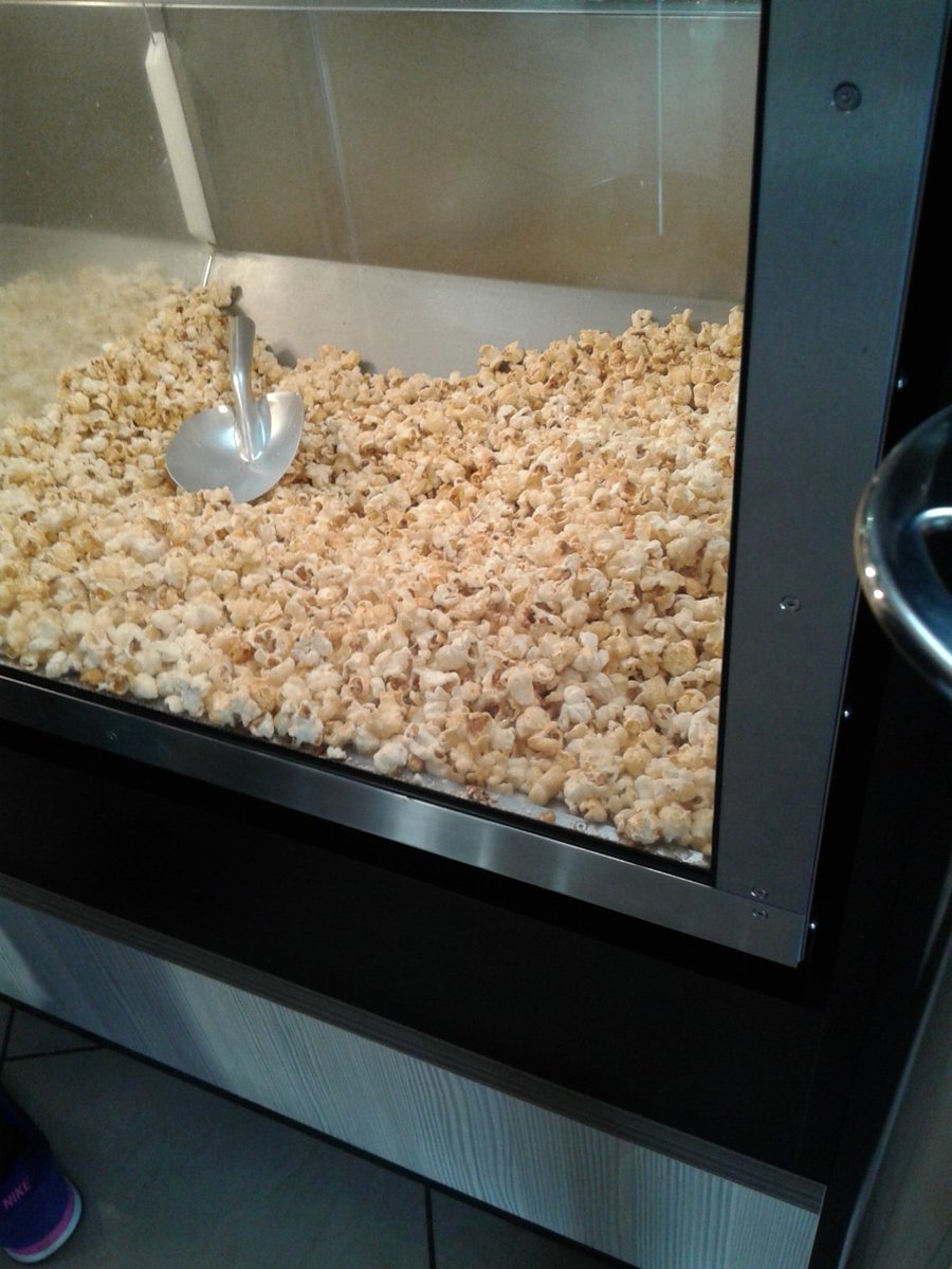 Ap0KlypSe's tweet photo. Aller regarder
 " Star Wars The Force Awakens " c'est bien mais avec du Pop-corn c'est mieux !!!! https://t.co/zhN4DQuEYy