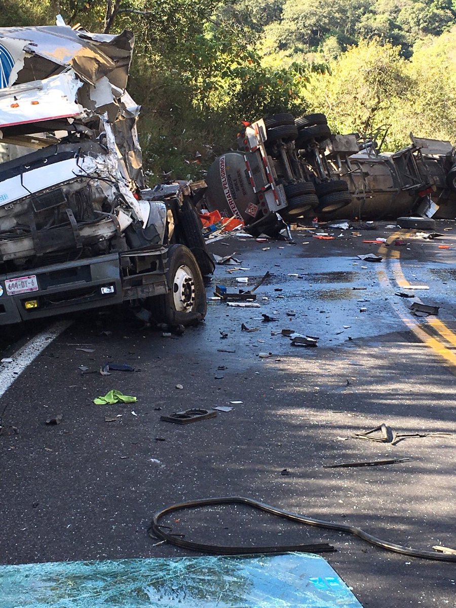 Volcadura de pipa cierra carretera Tepic-Puerto Vallarta - CXK4TmxUMAEcGjn