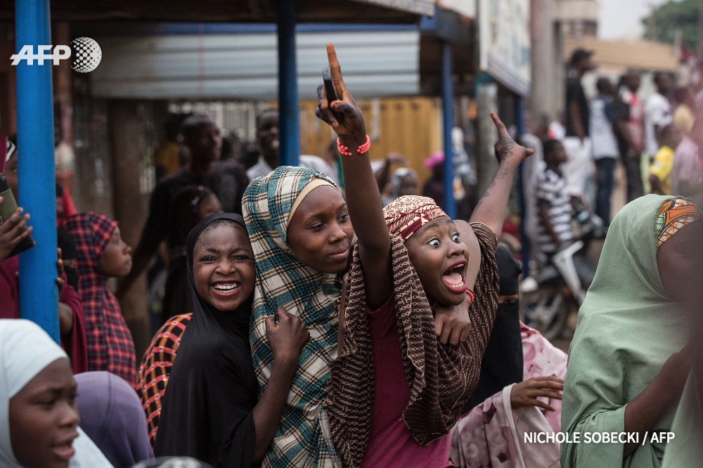 afpfr's tweet photo. #AFPRetro2015 Le 31 mars, le Nigeria salue l'élection de Mohammadu Buhari à la présidence #AFP https://t.co/UJkmDyL6eu