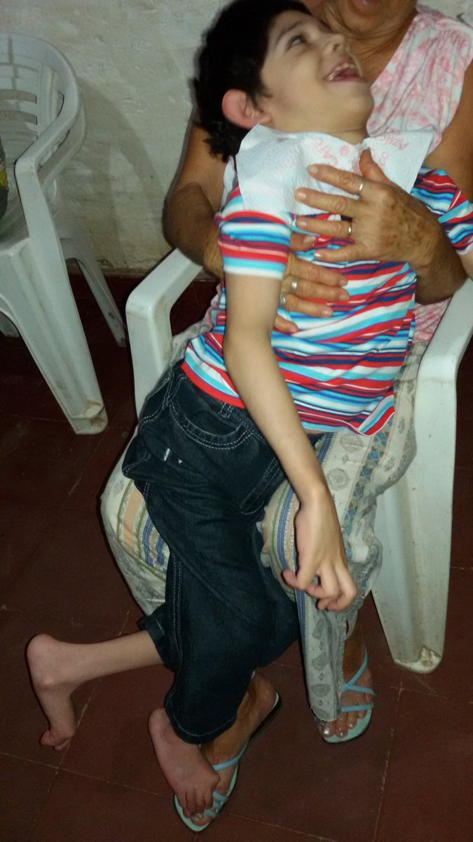 Claudio tiene 12 años.Necesita una silla de ruedas con soporte cervical #RT #Ayuda #Help #Solidaridad