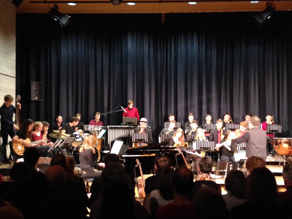 gymliestal's tweet photo. Weihnachtskonzert des #gljo: Stimmiger Abschluss einer hektischen Zeit am #GymLiestal https://t.co/PvAs8i9RHh