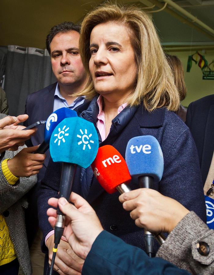 publico_es's tweet photo. El Gobierno propone a los sindicatos subir el salario mínimo un 1% https://t.co/UUx7CKKMHo https://t.co/IUYdatOY5s