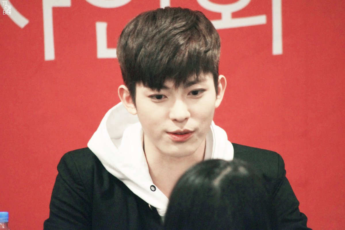 24kever's tweet photo. [update photo]151128 인천 팬사인회
#투포케이 #24K #진홍 @24K_JinHong https://t.co/NMuEjs2AjE