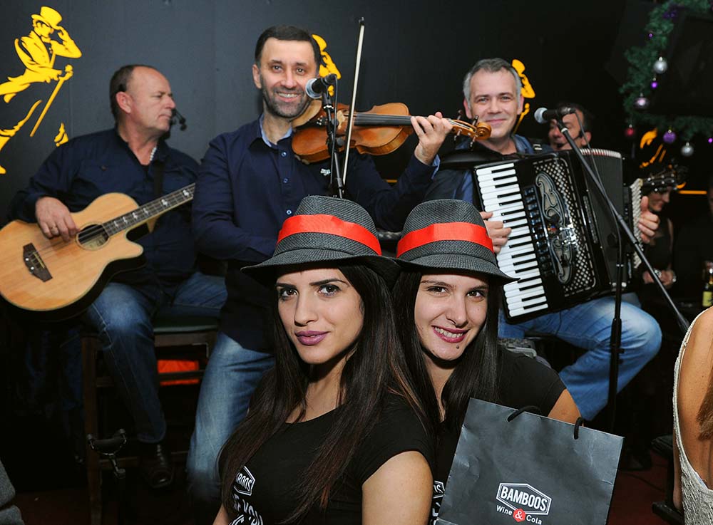 bamboos_me's tweet photo. #Bamboos promocija, #TgClub
Hvala na divnom druženju! :)
#wine & #cola #fun #podgorica
https://t.co/xkvzQfPltt https://t.co/DnPUVzn1Tx