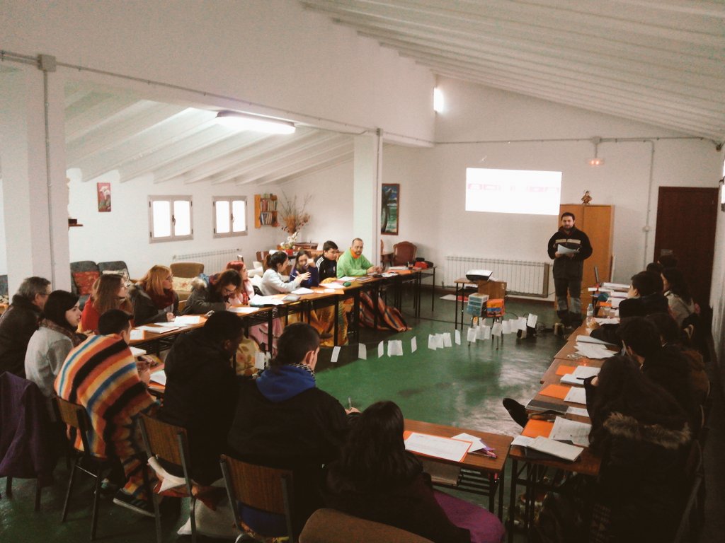 Maria_perz's tweet photo. Aprendiendo y compartiendo en la #EscuelaJOC15 xra la vida con @JOCAragon @juventudobrera #Cardijn #PastoralObrera.. https://t.co/3Opb30aC2p