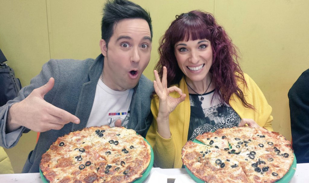 JuanDyBeatriz's tweet photo. Nada mejor que unas pizzas de #LasCancelas para coger fuerzas para el segundo pase de #Herencia 😋 https://t.co/gFkhmtq28T