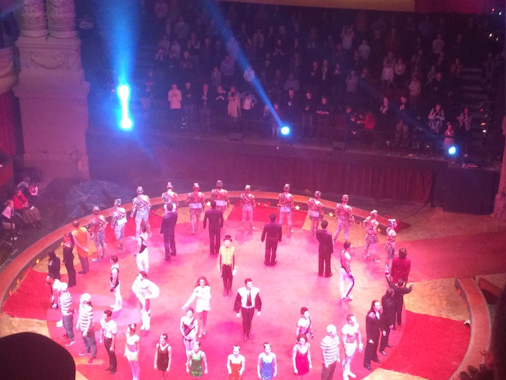 Eefke291076's tweet photo. #kerstcircus fantastisch! #topvermaak @theatercarre https://t.co/UURTaxGNZZ