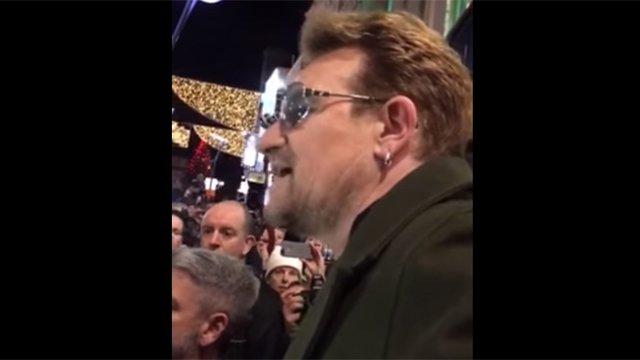 Cooperativa's tweet photo. [Video] Bono celebra la Navidad cantando en las calles de Dublín https://t.co/LXuluT93fQ https://t.co/UjTYp0O8yq