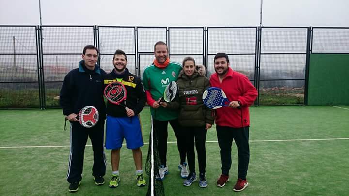 Garcia_berdych's tweet photo. Family Time #Navidad @mayteBermejoVer @srdoctor111 @albertinverdes https://t.co/eJZvF54sWI