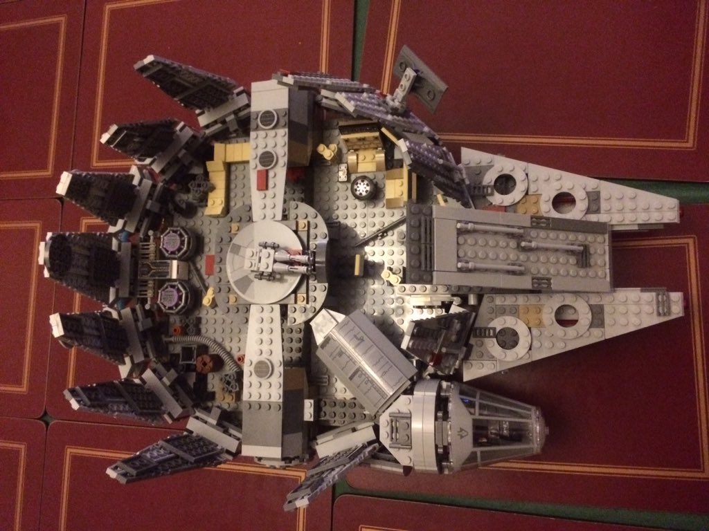 BrettJackson_9's tweet image. All done! #projectfalcon #lego #starwars