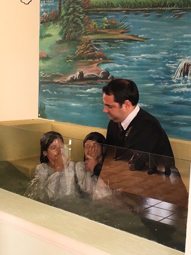 pr_campitelli's tweet photo. Não tem melhor maneira de terminar o ano que #batizando Hoje foram meu sobrinhos Vinicius, Carol e Bia #gemeas https://t.co/PhXt4WEJgf