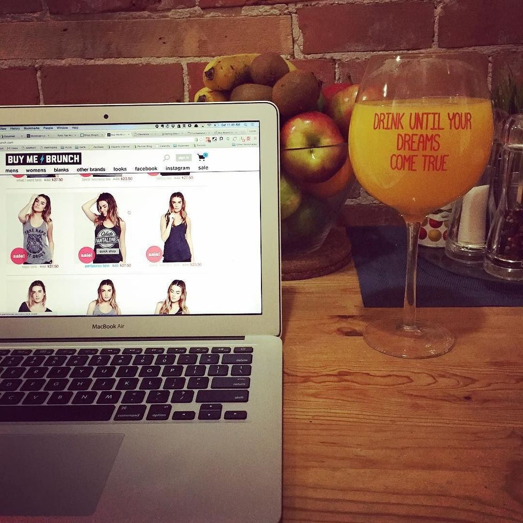 caitlinteed's tweet image. Sometimes I take my champagne with a side of orange juice #shopshopify #boxingdaysales ift.tt/1SglMet