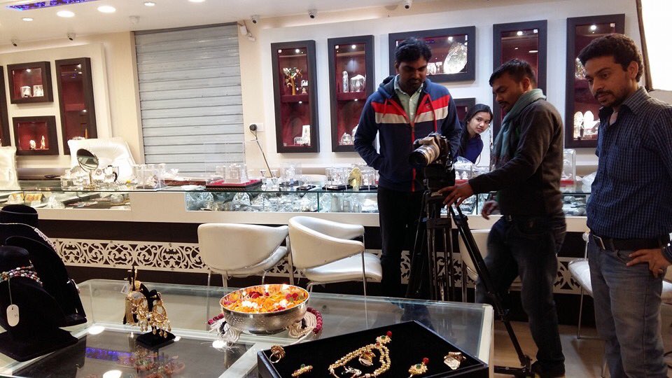 wisdomcinearts's tweet photo. #AdShoot done by #WisdomArts #Choolgiri #Jewels n #Gems #Lucknow #TVC #AdFilm #JewelleryShop https://t.co/in4QySGD0h