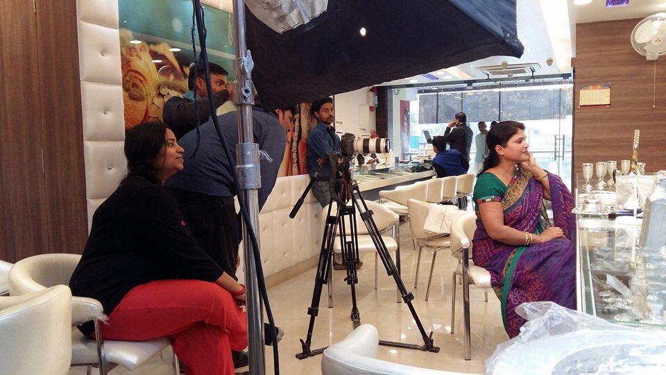 wisdomcinearts's tweet photo. #AdShoot done by #WisdomArts #Choolgiri #Jewels n #Gems #Lucknow #TVC #AdFilm #JewelleryShop https://t.co/in4QySGD0h
