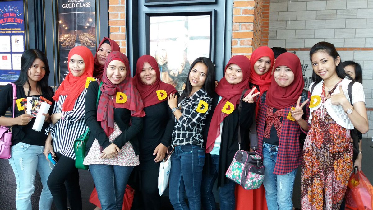 AljanatuR's tweet photo. We're Kajol FCI (Kadsburries) and @SRKFCI (Rukhster) coming to see #Dilwale in Jakarta Indonesia @KajolAtUN https://t.co/T6nY3tE9Po