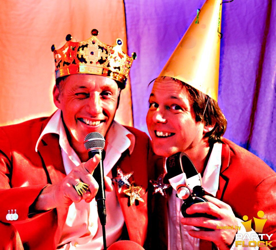 hansstroeve's tweet photo. Uitbuiken doe je vanavond met @wipneusenpim @StadscafeBlij #Kerstdisco https://t.co/zWK6zrW5TE