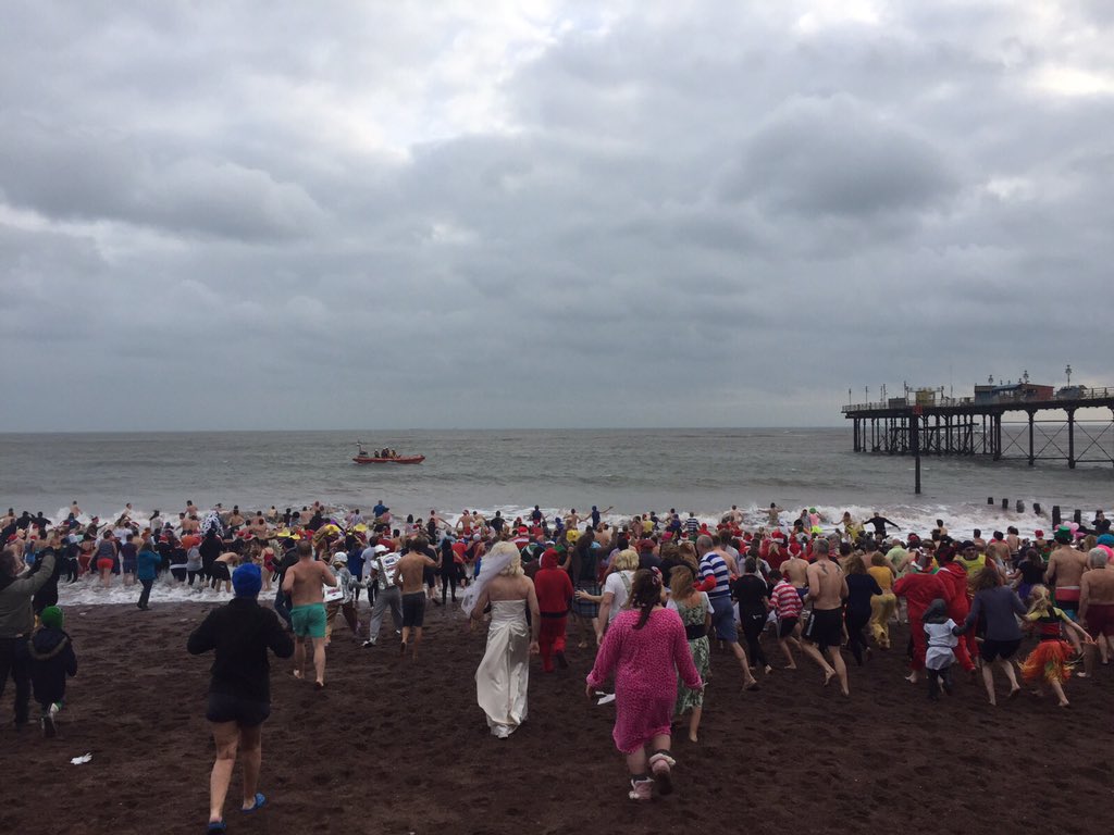 CampbellAntcams's tweet photo. @PaulMockridge2 @hainescat #teignmouth #southdevon #boxingdayswim #coldwatertraining 🎄🎅🏻👍🏻 https://t.co/EaWQcMVNGk