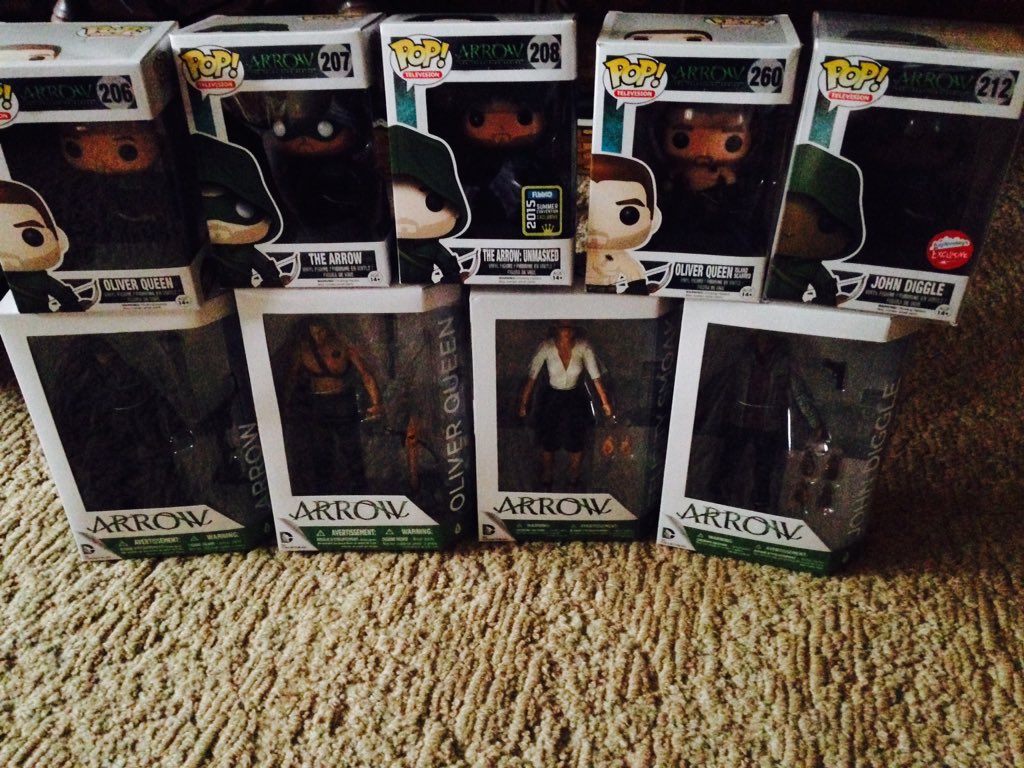 Tiff_Z's tweet image. All I am missing it my Queen Felicity Smoak Funko POP to complete my collection! #DCHoliday