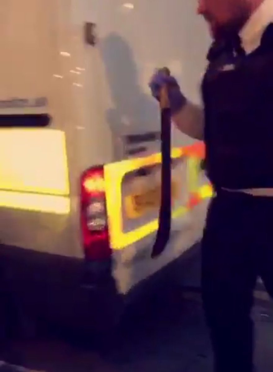 standardnews's tweet photo. Man with 'machete' causes mass panic at south London shopping centre https://t.co/qEaLJbJSit https://t.co/eUYAfPv124