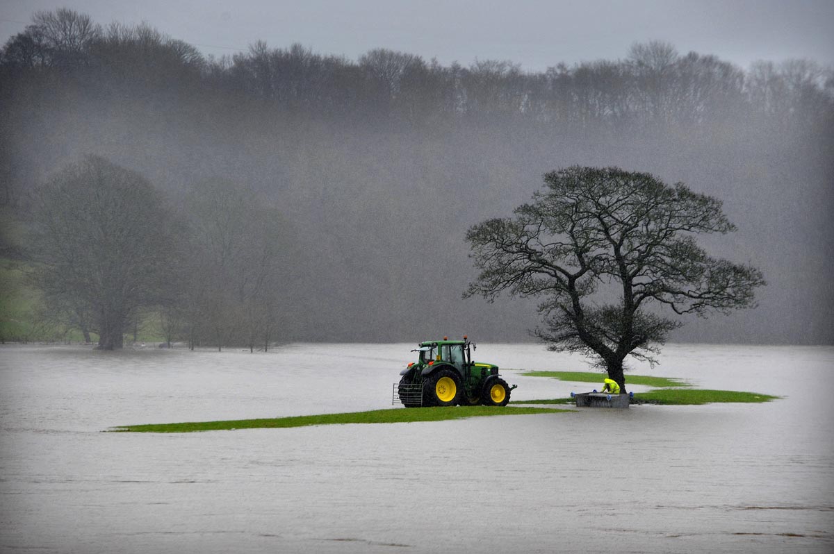 A farmer tries to rescue livestock on a newly made island in Ribchester, Lancs #boxingdayfloods <a href="/roblocksnapper/">rob lock</a>