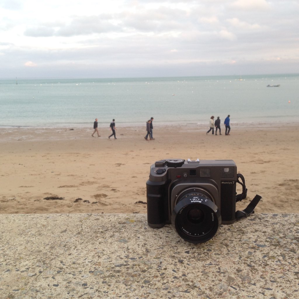 Renphotographie's tweet photo. Sea,mamiya7 and sun. #mamiya #mamiya7 #analog #cancale #portmer #sea #filmcamera #120mm #film https://t.co/rp6CDrDrco