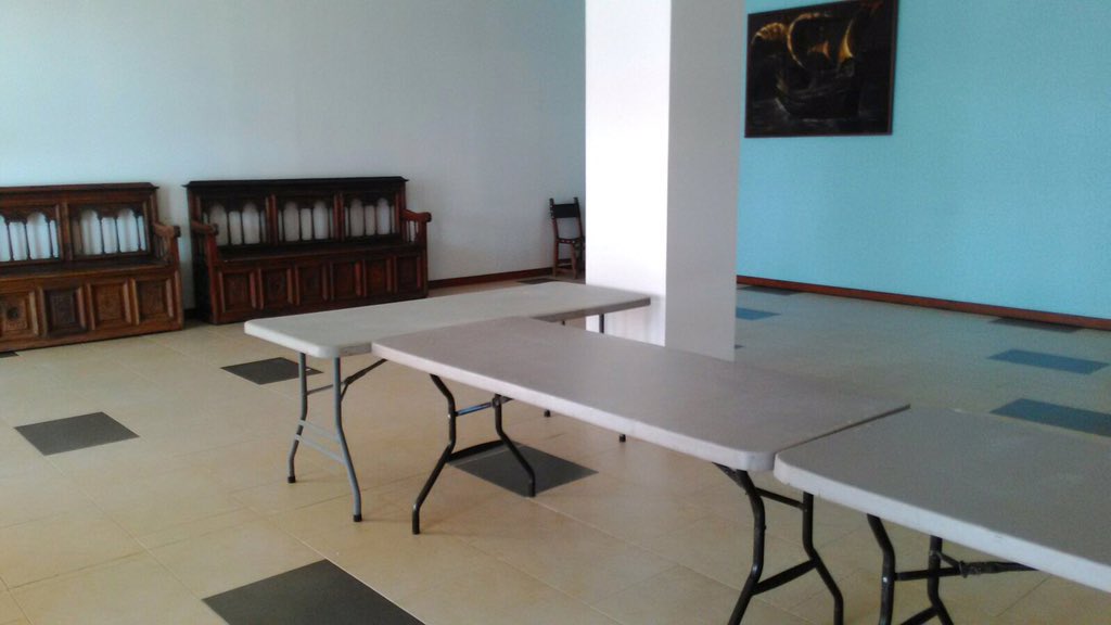 TEREBAL6970's tweet photo. Hoy la concejala de APIN oficiaba una boda civil a vecinos palermos q habían abonado + d 70€ y se encuentran esto... https://t.co/GmEFcmJKWC