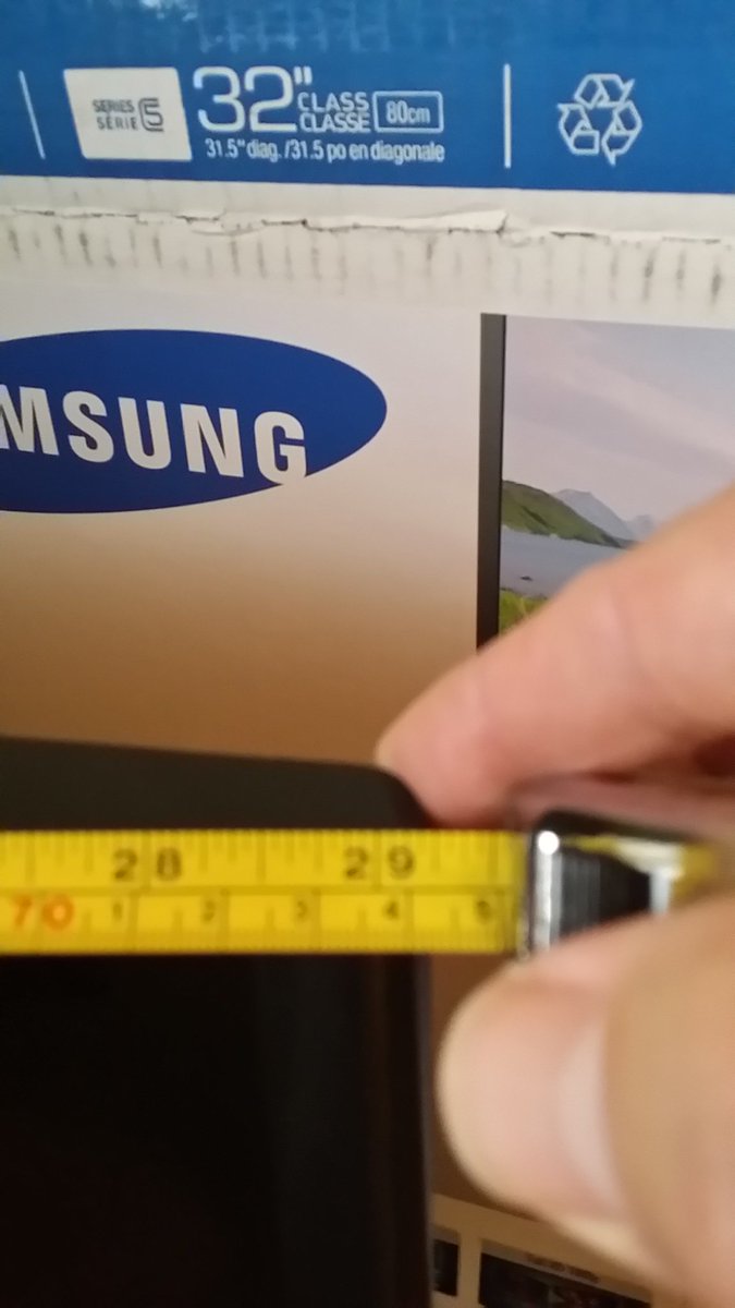 BbqBlueberry's tweet photo. 32" Samsung TV. NOTHING on it is 32". Its a 29" TV. The screen size is 27 1/2" FALSE ADVERTISEMENT @Samsungtweets https://t.co/lEOhJVanSq