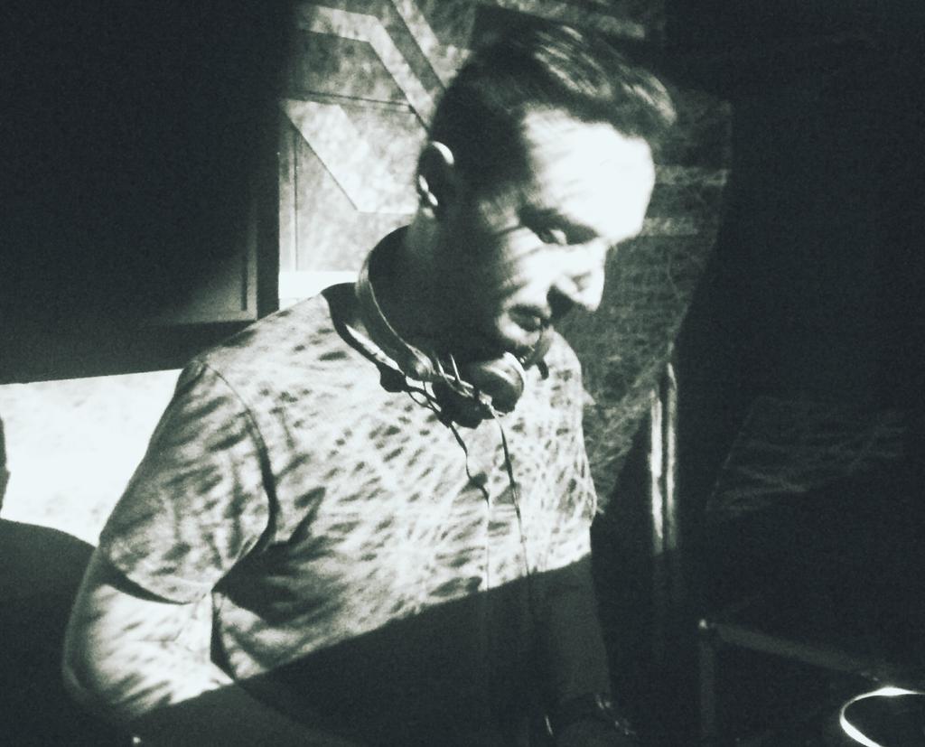 Absolute mayhem here at <a href="/thefarmworld/">The Farm World Cafe</a>  .. <a href="/HuzefaAuctionwa/">Huzefa Auctionwala</a>  slaying out some bouncy sounds..